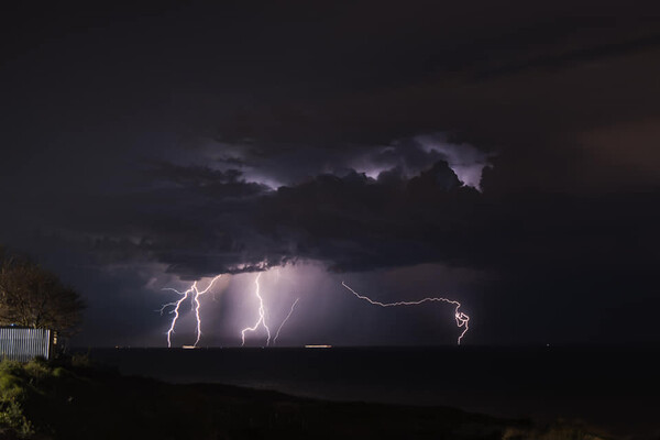 Вдохновение дня: смотри, как сверкала молния над морем вблизи Одессы фото 1