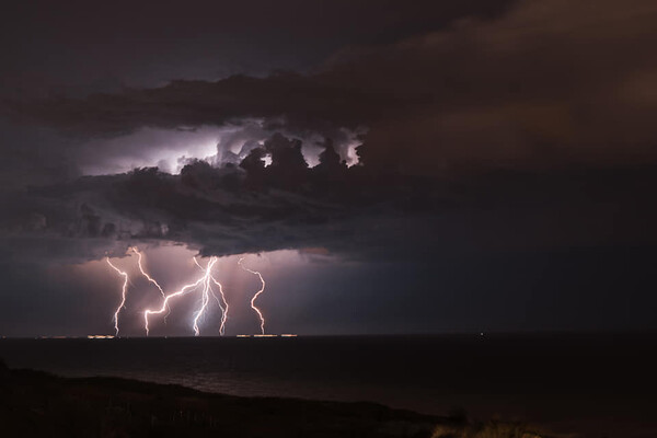 Вдохновение дня: смотри, как сверкала молния над морем вблизи Одессы фото 2