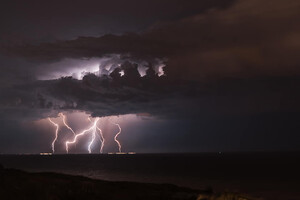 Вдохновение дня: смотри, как сверкала молния над морем вблизи Одессы фото 2