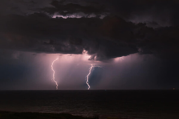 Вдохновение дня: смотри, как сверкала молния над морем вблизи Одессы фото 3