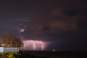 Вдохновение дня: смотри, как сверкала молния над морем вблизи Одессы фото 4