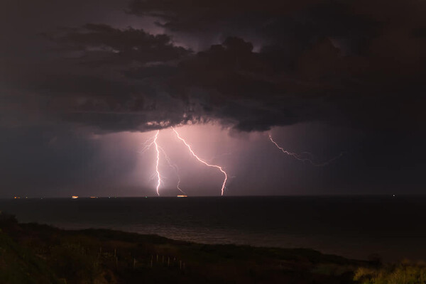 Вдохновение дня: смотри, как сверкала молния над морем вблизи Одессы фото 5