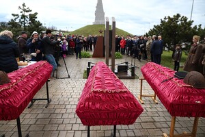 Под Одессой перезахоронили останки воинов: пятеро из них были моряками фото 1