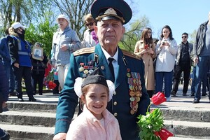 Автопробег, оркестр и драка на Аллее Славы: как проходит 9 мая в Одессе (обновлено) фото 1
