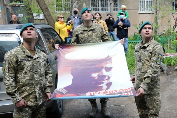 Настоящий праздник: в Одессе военный оркестр сыграл под окнами 100-летнего ветерана фото