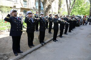 Настоящий праздник: в Одессе военный оркестр сыграл под окнами 100-летнего ветерана фото 1
