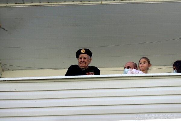 Настоящий праздник: в Одессе военный оркестр сыграл под окнами 100-летнего ветерана фото 6