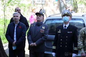 Настоящий праздник: в Одессе военный оркестр сыграл под окнами 100-летнего ветерана фото 7