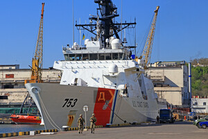 Есть на что посмотреть: в Одесский порт зашел американский корабль фото 1