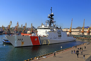 Есть на что посмотреть: в Одесский порт зашел американский корабль фото 4
