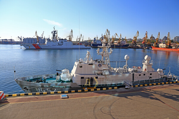 Есть на что посмотреть: в Одесский порт зашел американский корабль фото 3
