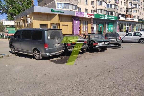 Пьяный и без прав: в Одессе водитель повредил 9 авто, пытаясь убежать от копов фото 1