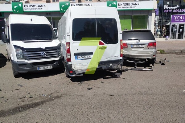 Пьяный и без прав: в Одессе водитель повредил 9 авто, пытаясь убежать от копов фото 3