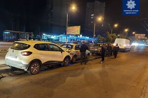 &quot;Паровозик&quot; и парковка на ступенях супермаркета: в Одессе произошло два нелепых ДТП (обновлено) фото 2