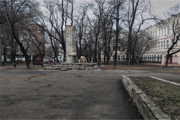 С фонтаном и скульптурами: в центре Одессы реконструируют сквер фото 5