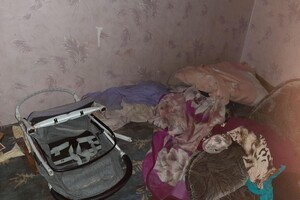 Жуткие условия: в Одессе из закрытой квартиры спасли голодных малышей фото 1