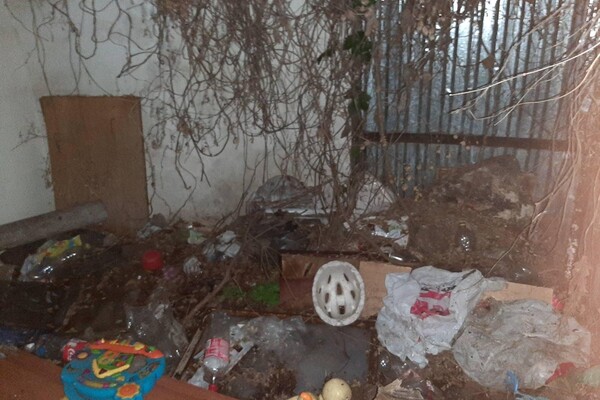 Жуткие условия: в Одессе из закрытой квартиры спасли голодных малышей фото 2