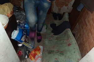 Жуткие условия: в Одессе из закрытой квартиры спасли голодных малышей фото 6