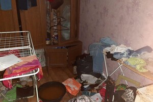 Жуткие условия: в Одессе из закрытой квартиры спасли голодных малышей фото 7