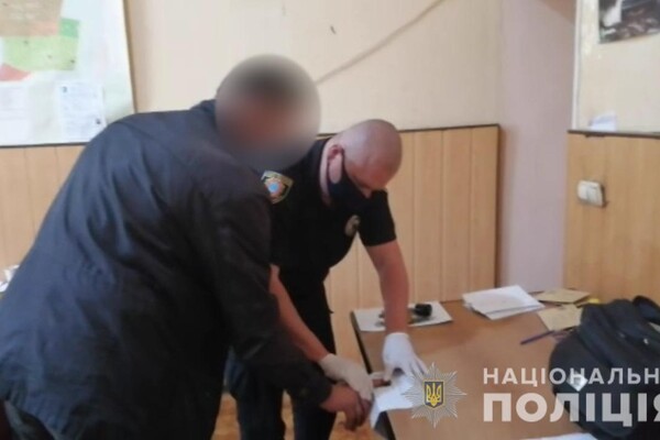Больше суток в квартире с трупом: в Одессе квартирант зарезал хозяина жилья фото