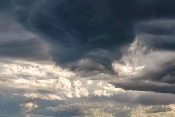 С радугой и молниями: над Одессой заметили штормовое небо фото