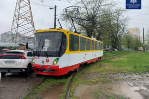 В Одессе Mitsubishi остановил движение трамваев: авто эвакуировали  фото