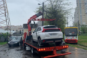 В Одессе Mitsubishi остановил движение трамваев: авто эвакуировали  фото 1
