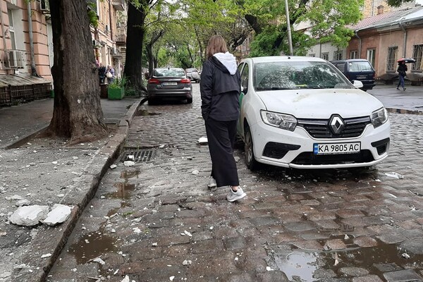 В центре Одессы со старинного дома обвалился карниз: пострадали автомобиль и навес фото 2