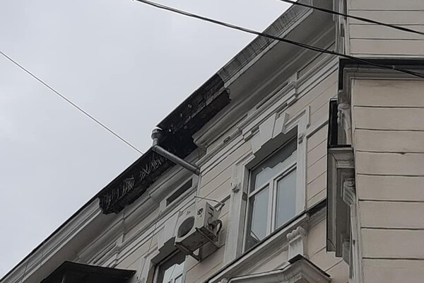 В центре Одессы со старинного дома обвалился карниз: пострадали автомобиль и навес фото 3