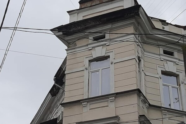 В центре Одессы со старинного дома обвалился карниз: пострадали автомобиль и навес фото 4