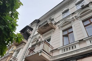 В центре Одессы со старинного дома обвалился карниз: пострадали автомобиль и навес фото 5
