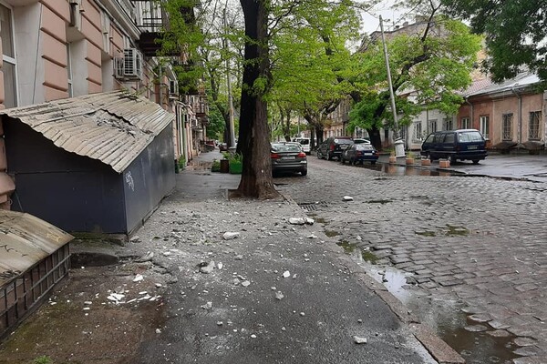 В центре Одессы со старинного дома обвалился карниз: пострадали автомобиль и навес фото 6