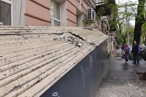 В центре Одессы со старинного дома обвалился карниз: пострадали автомобиль и навес фото 7