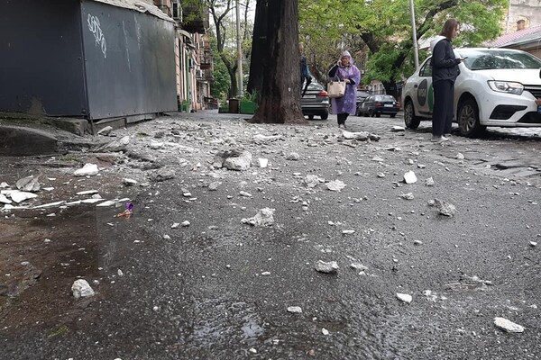 В центре Одессы со старинного дома обвалился карниз: пострадали автомобиль и навес фото 8