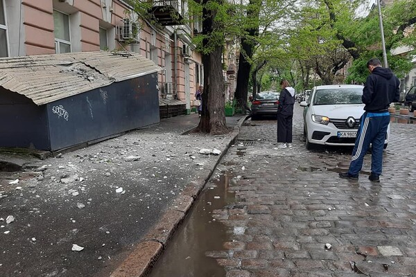 В центре Одессы со старинного дома обвалился карниз: пострадали автомобиль и навес фото 9