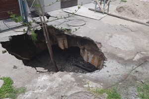Из-за ремонта здания полиции: в одесском дворе образовалась глубокая яма фото