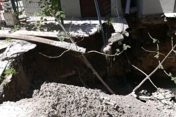 Из-за ремонта здания полиции: в одесском дворе образовалась глубокая яма фото 1