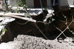 Из-за ремонта здания полиции: в одесском дворе образовалась глубокая яма фото 1