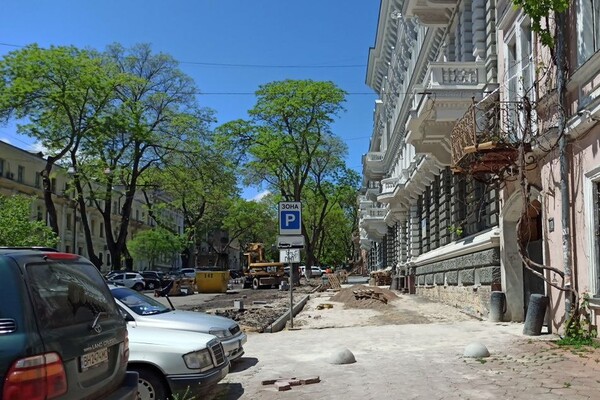 Из-за ремонта здания полиции: в одесском дворе образовалась глубокая яма фото 2
