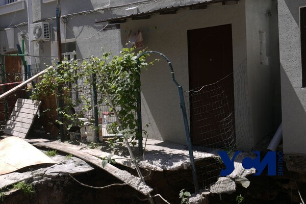Из-за ремонта здания полиции: в одесском дворе образовалась глубокая яма фото 3