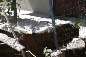 Из-за ремонта здания полиции: в одесском дворе образовалась глубокая яма фото 4