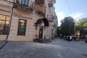 После реставрации: с памятника архитектуры в Одессе отвалился карниз фото 1