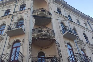 После реставрации: с памятника архитектуры в Одессе отвалился карниз фото 2
