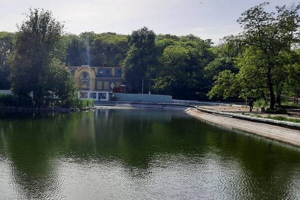 Порадуйся: на территории Дюковского парка в Одессе почистили пруд  фото 1