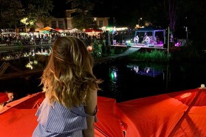 В одесском парке проходит фестиваль пива: у пруда столпились тысячи людей фото