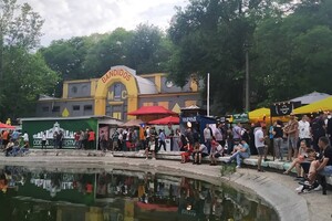 В одесском парке проходит фестиваль пива: у пруда столпились тысячи людей фото 4