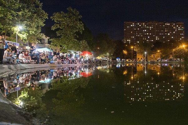 В одесском парке проходит фестиваль пива: у пруда столпились тысячи людей фото 6