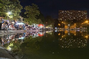 В одесском парке проходит фестиваль пива: у пруда столпились тысячи людей фото 6