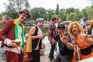 В одесском парке проходит фестиваль пива: у пруда столпились тысячи людей фото 7