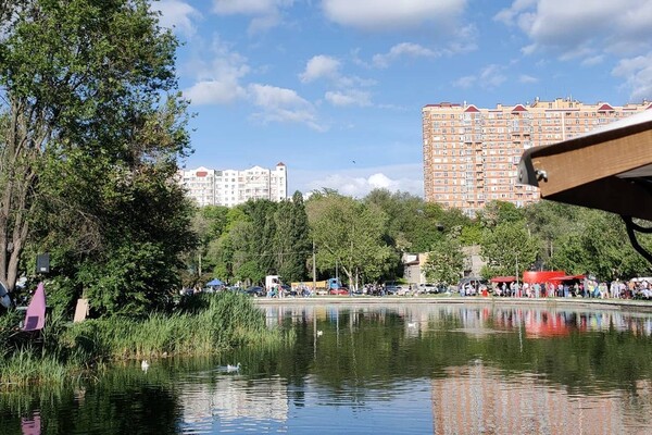 В одесском парке проходит фестиваль пива: у пруда столпились тысячи людей фото 10